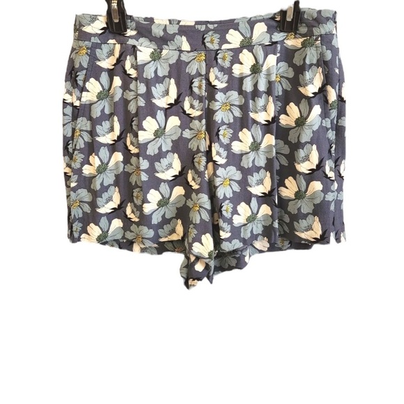 LOFT Outlet Pleated Soft Shorts in Blue Florals Size 0 - Picture 1 of 9